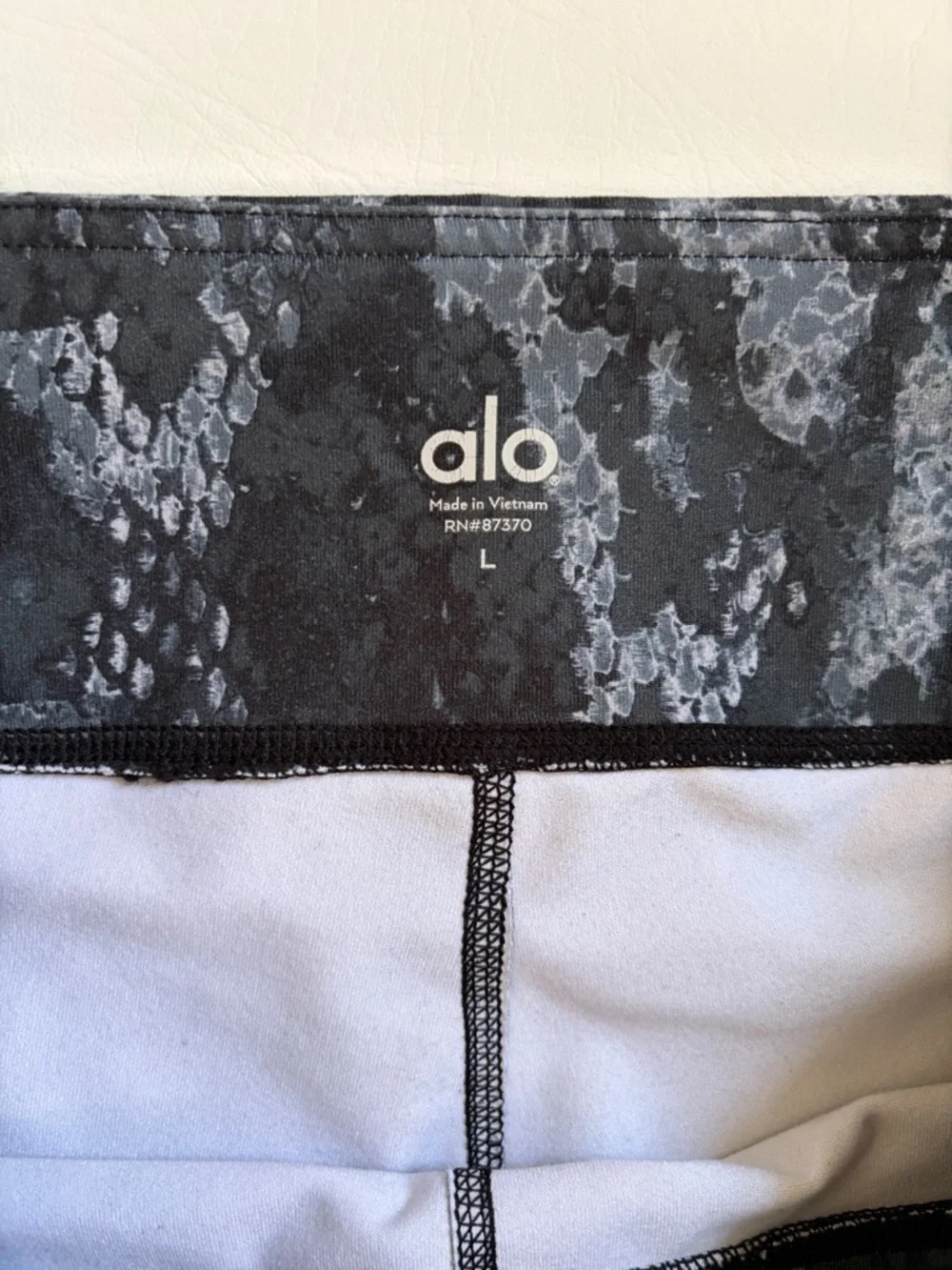 Alo Yoga Women’s Leggings Goddess Ribbed Leggings Black Grey Phyton Print Large